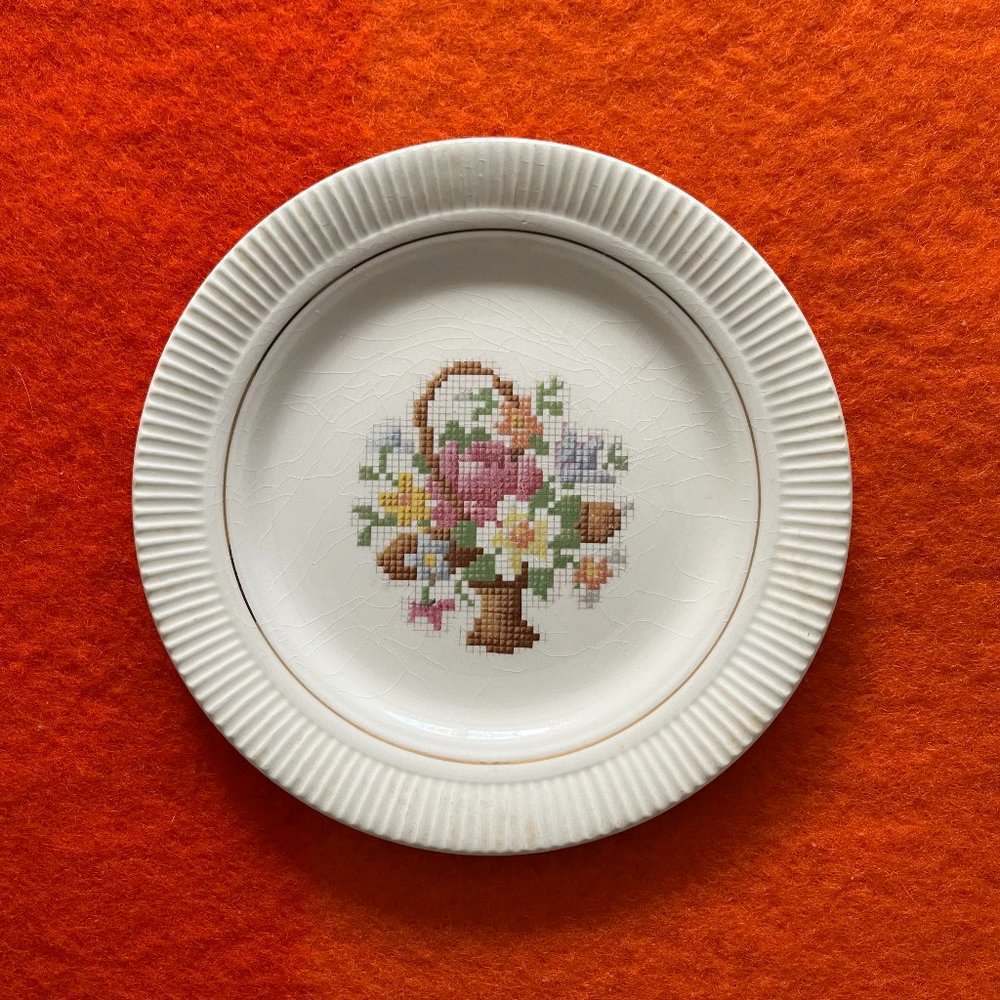 VICTORY SALEM CO. Vintage Basket Pattern Dessert/Bread Plate with 23K Gold Trim